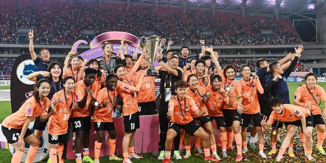 武漢女足主帥：冠軍金高，再攀高峰。