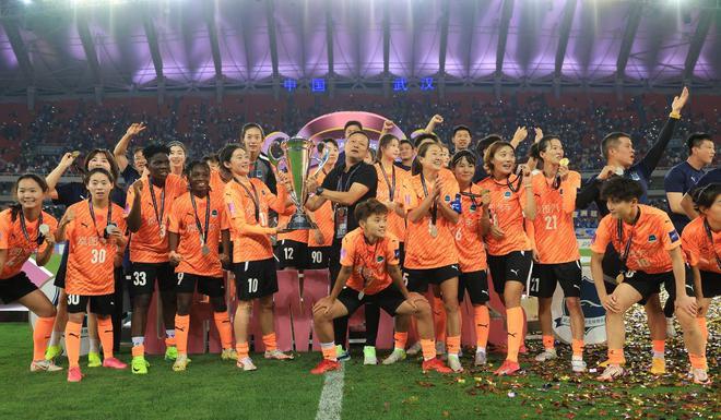 常衛(wèi)魏自豪留亞冠獎杯武漢，感謝球迷助威