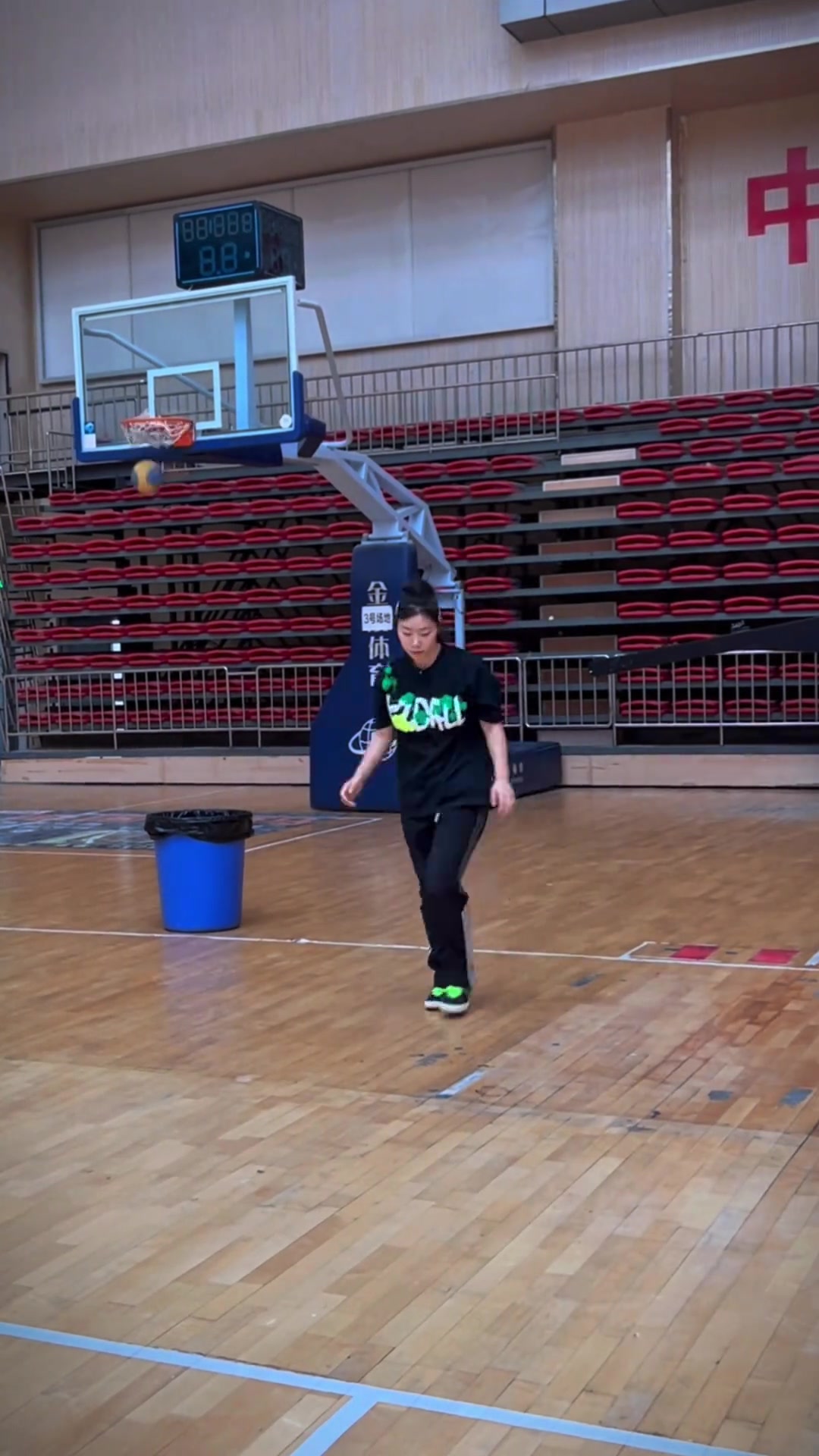 女人誰允許你打球這么拉風