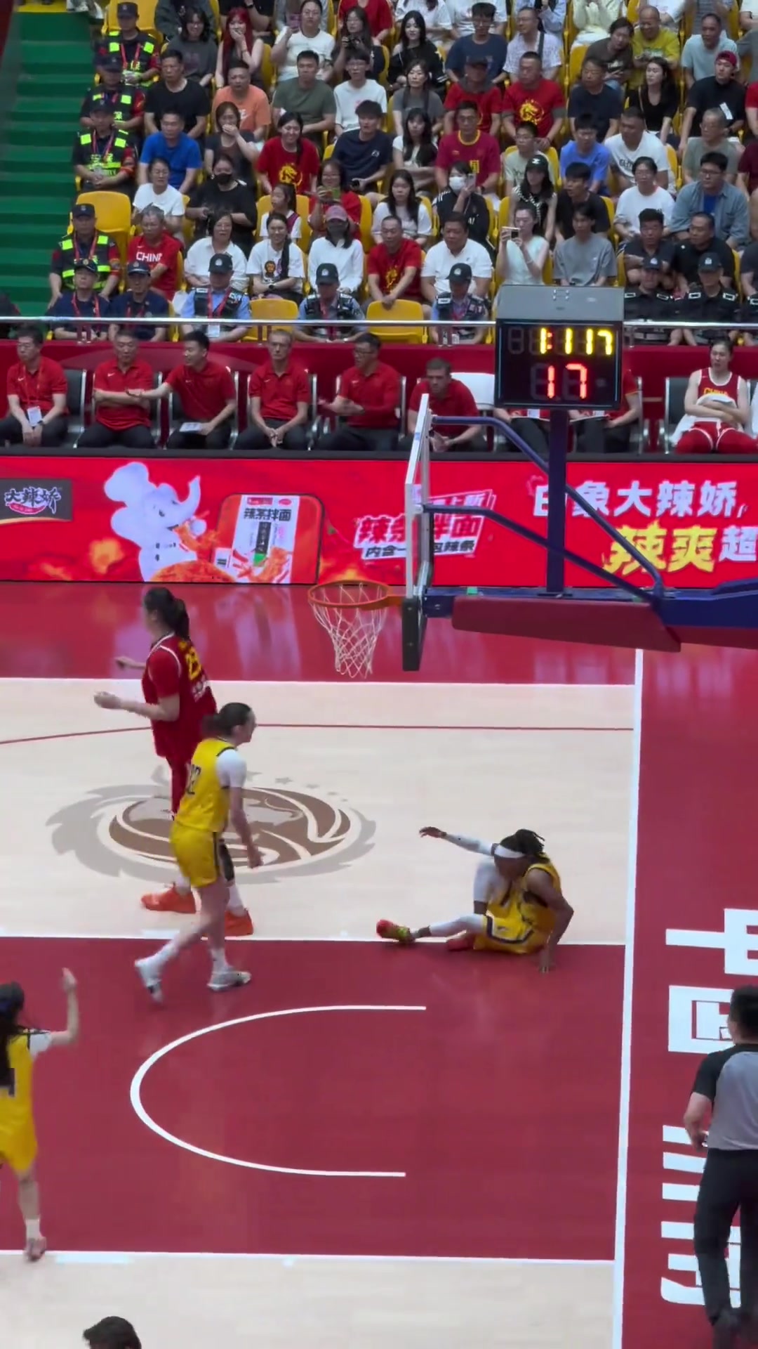 沾上就倒張子宇只是想站個(gè)位置而已她有什么錯(cuò)