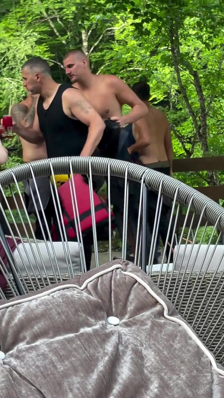 約基奇正在享受他的休賽期肚子讓人覺得他已經退役了