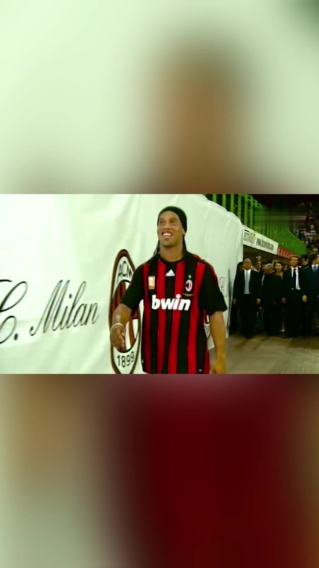 四萬人捧場08年28歲的小羅加盟米蘭亮相圣西羅