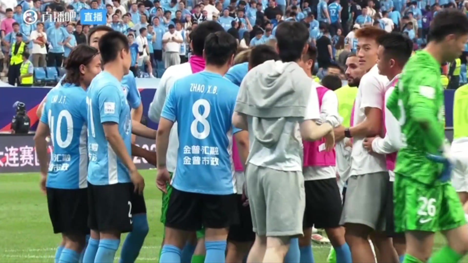 大連球員劉逸罰丟后痛哭眾多隊(duì)友上前安慰