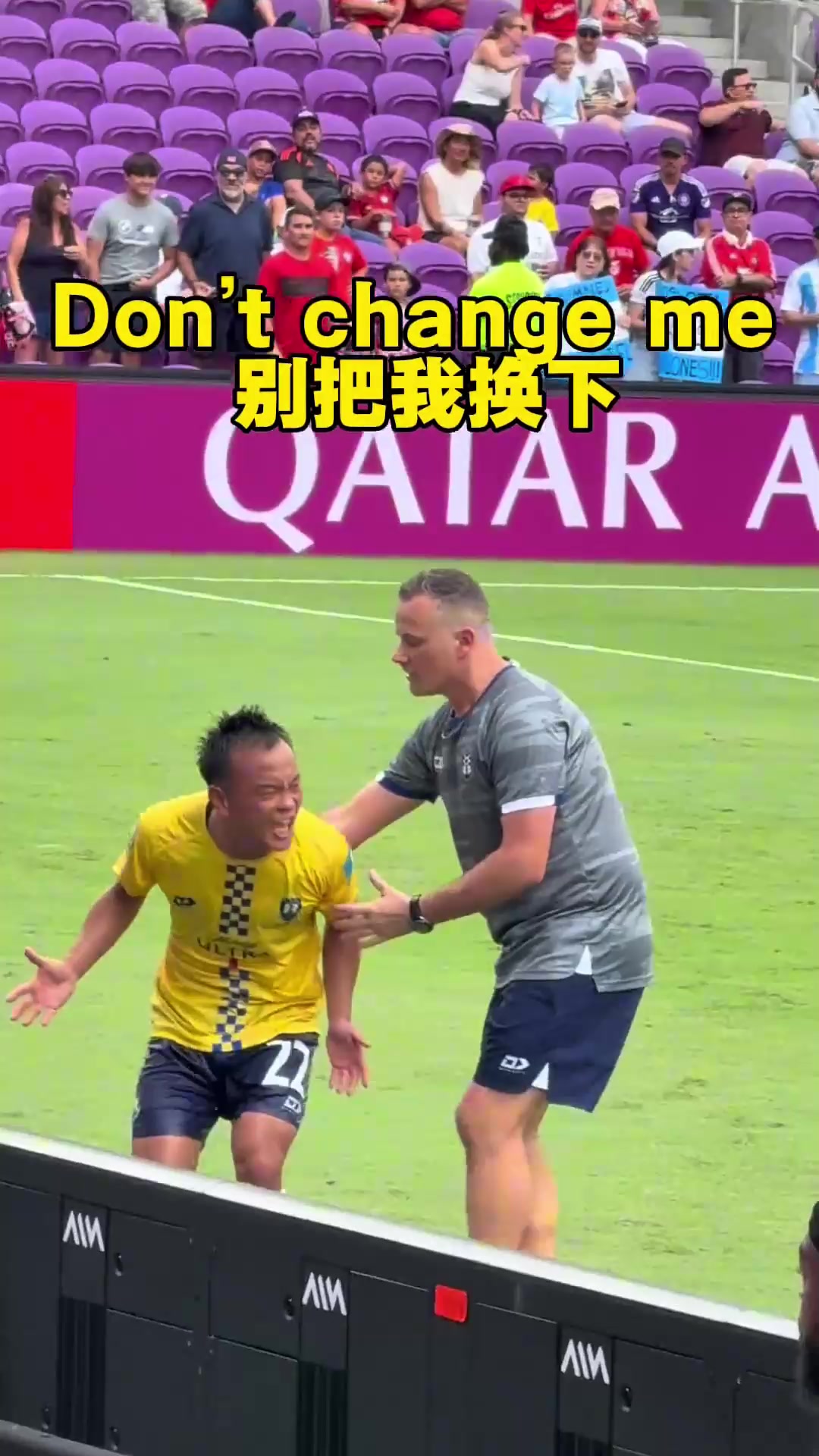 不想被換下周通頭被球打到隊(duì)醫(yī)想把他換下周通不愿下場怒吼