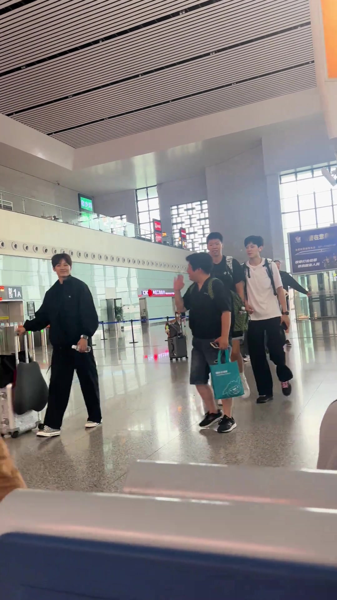 網(wǎng)友在合肥南站偶遇中國(guó)女籃隊(duì)員們 張子宇真的好高啊