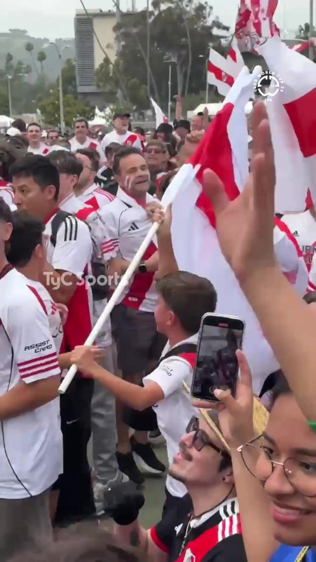 河床隊(duì)球迷在蒙特雷對(duì)墨西哥隊(duì)的嘲諷不跳的人就沒贏得過(guò)世界杯