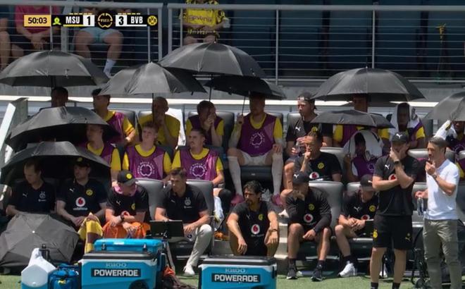 多特蒙德替補席遮陽用傘，罕見情景