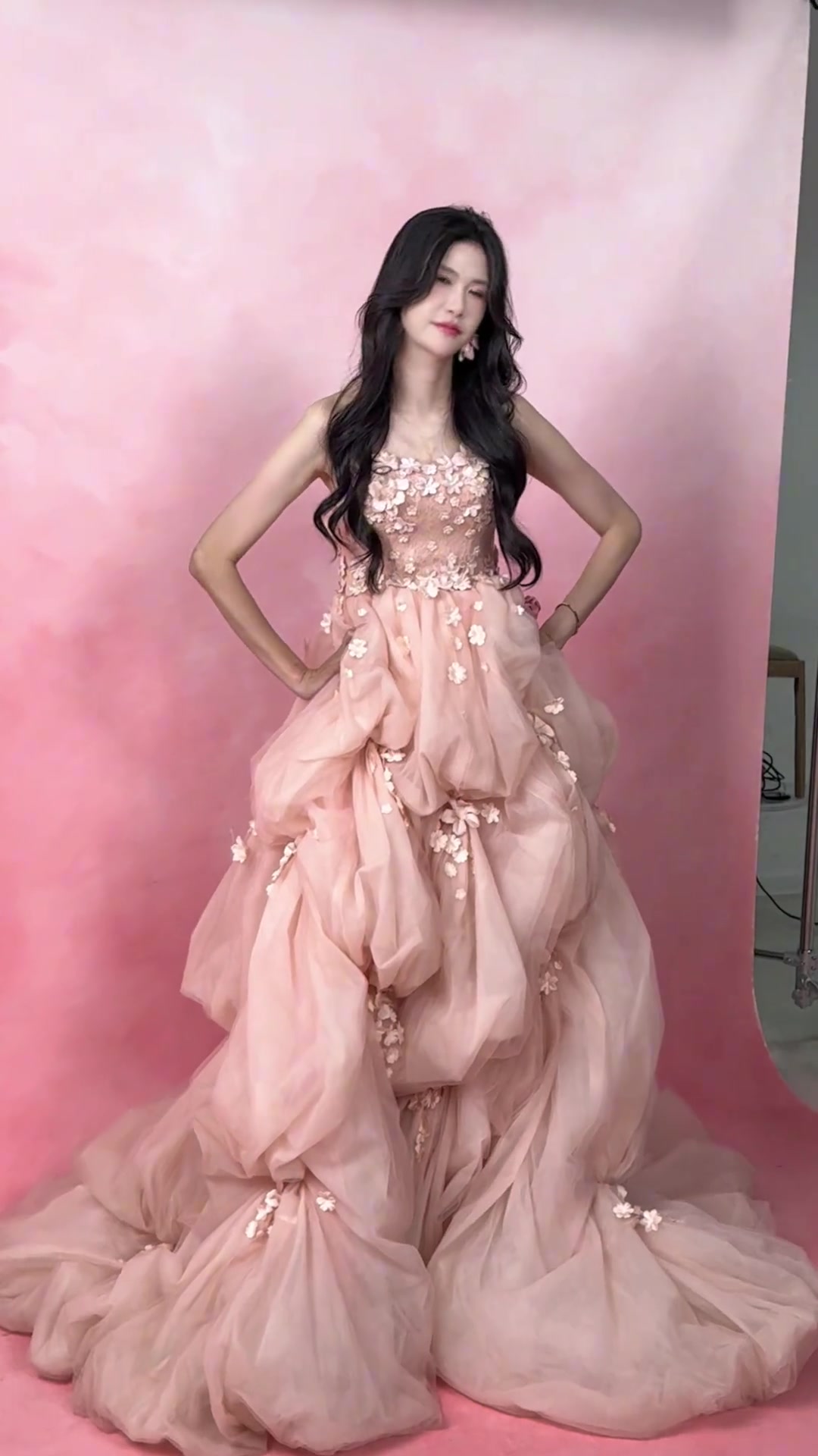 9分前女籃國(guó)手許諾一身粉色婚紗裙今天的粉色 你打幾分