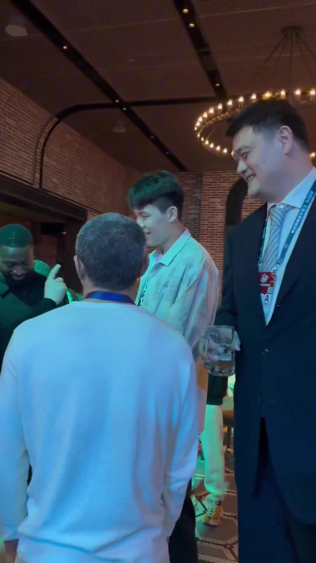 老大哥的愛(ài)姚明還曾經(jīng)把楊瀚森引薦給爵士小老板韋德??