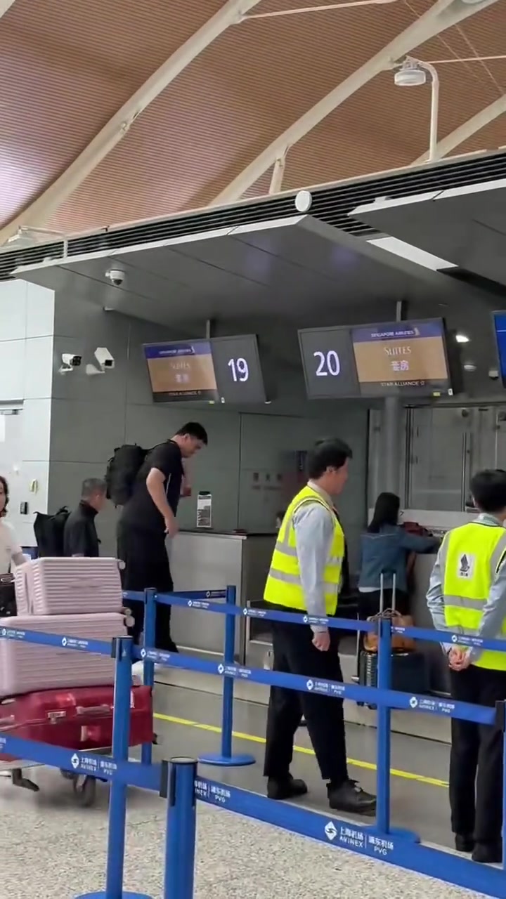 新加坡網(wǎng)友曬和姚明同一航班大姚這包包感覺太緊了