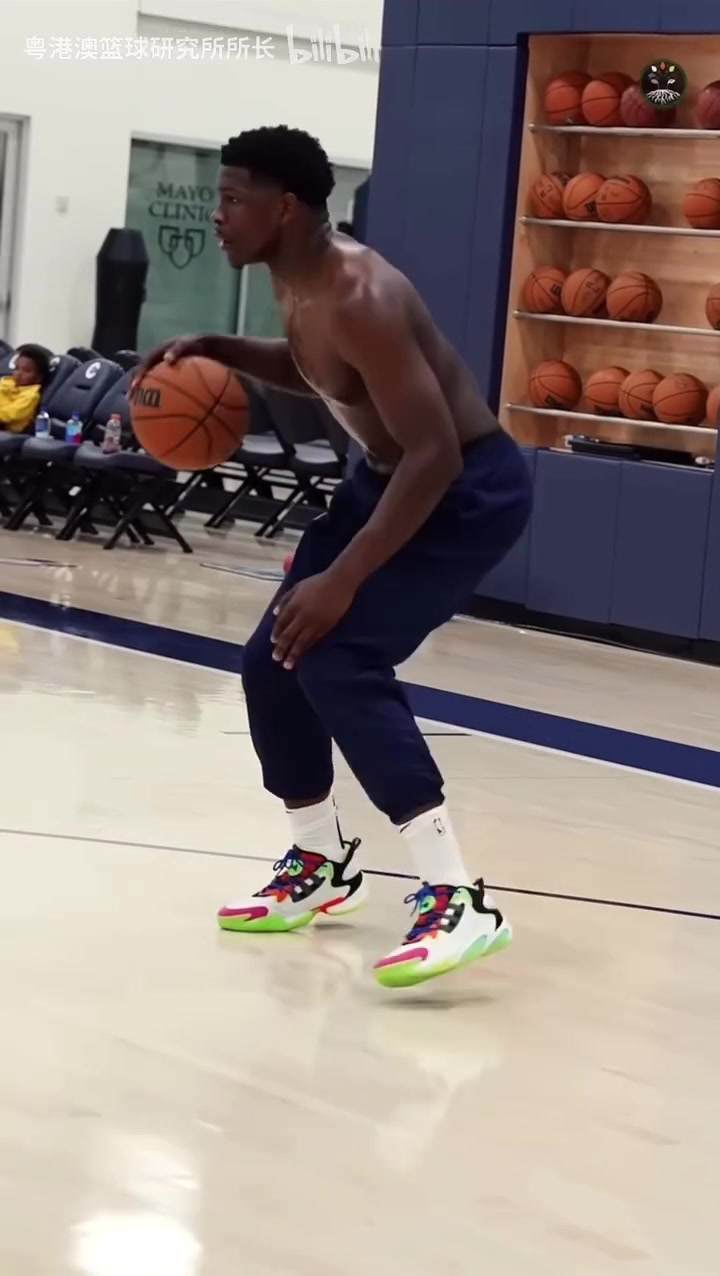 慢鏡頭看愛德華茲的訓(xùn)練這身材在后衛(wèi)里簡(jiǎn)直是碾壓級(jí)別啊