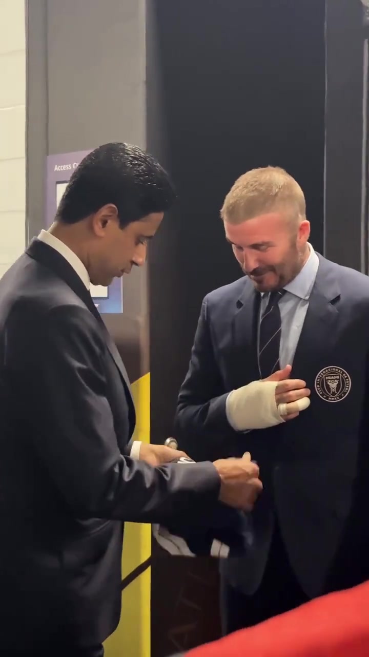 關系不錯啊納賽爾送給貝克漢姆巴黎隊服并合影