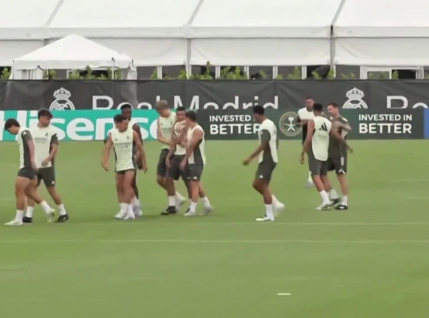 像個老大哥皇馬球員訓練懷森比其他皇馬球員高個頭