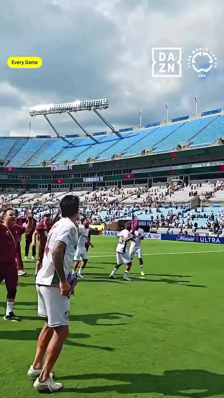 淘汰豪門國米晉級(jí)8強(qiáng) 弗魯米嫩塞球員賽后與球迷瘋狂慶祝