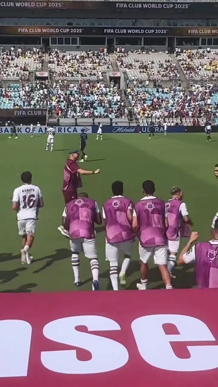 真給南美足球長臉弗魯米嫩塞淘汰國米晉級(jí)8強(qiáng)看臺(tái)球迷落淚