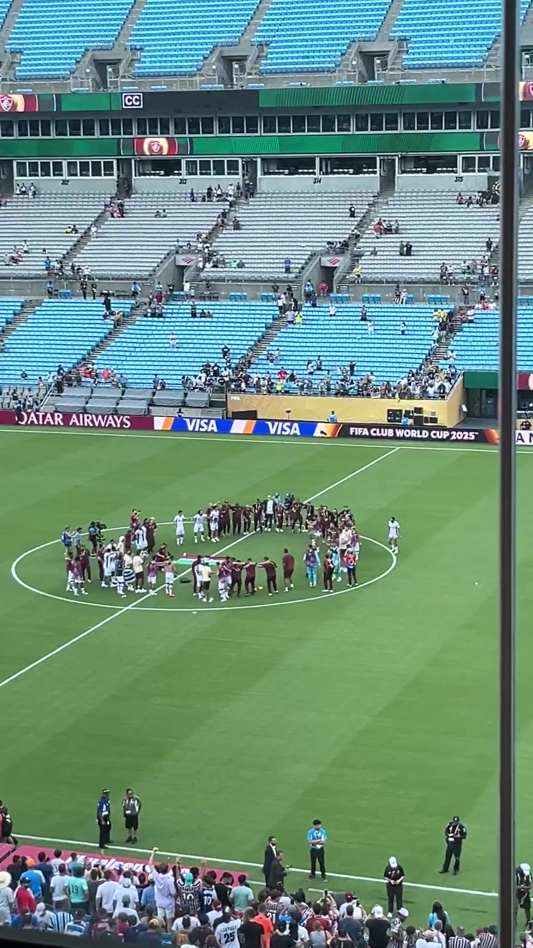 淘汰意甲豪門弗魯米嫩塞全隊賽后在中圈狂歡