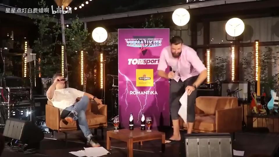 名場(chǎng)面瓦蘭節(jié)目上玩游戲抽到詹姆斯做出了哭鼻子和假摔的動(dòng)作