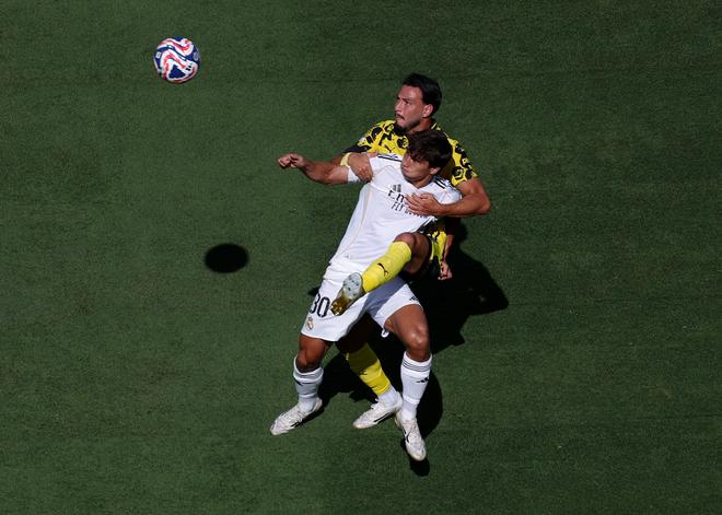 詹俊：多特靠球技和傳球制造威脅；阿隆索變陣成功。