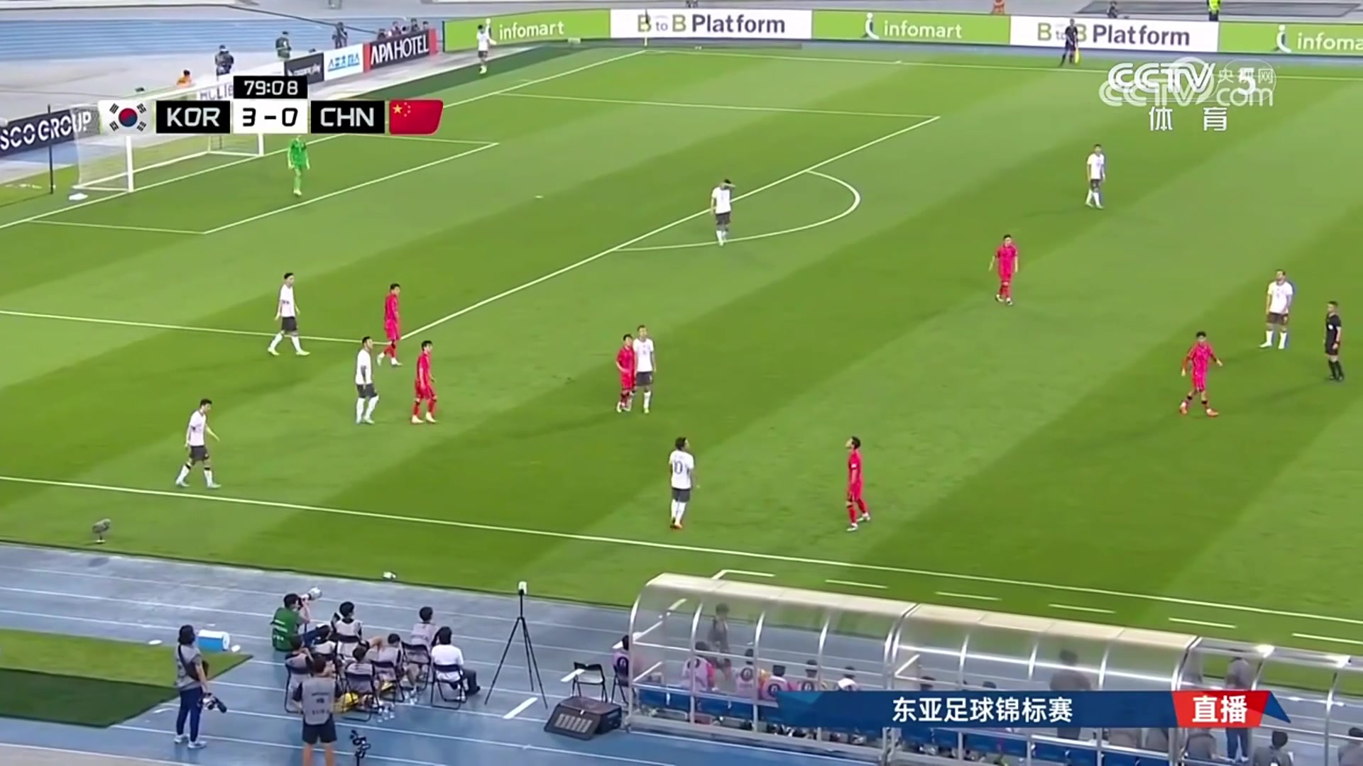 國足發(fā)界外球踢出邊線央視解說都發(fā)出無語聲