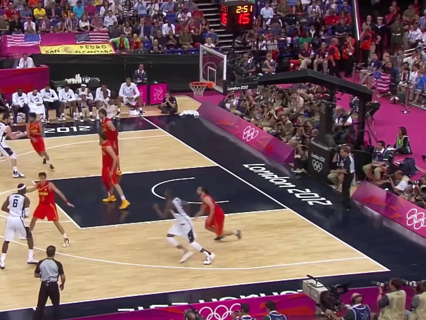 2012年這個時期身體巔峰的詹姆斯奧運會上表演各種炸扣