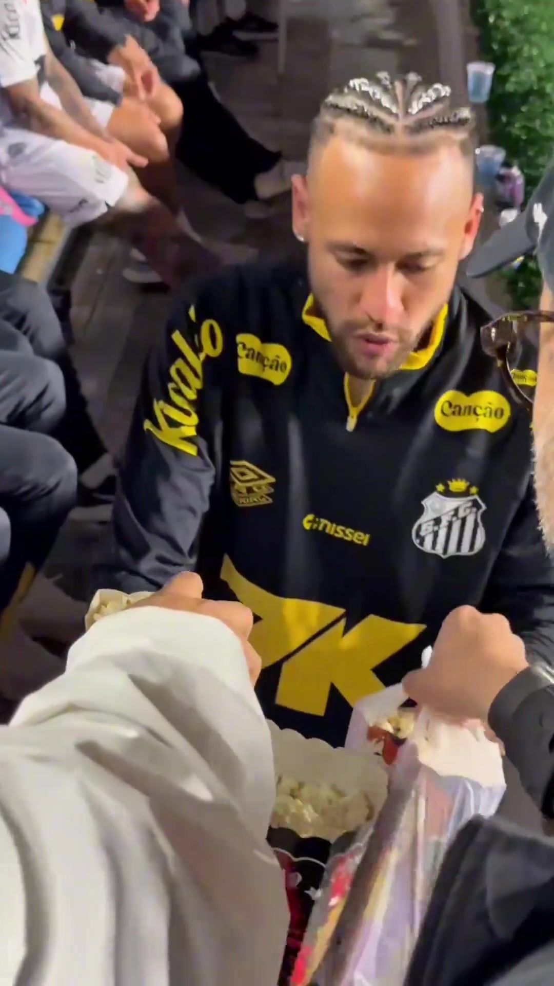 內馬爾傳射建功被換下后在替補席吃爆米花