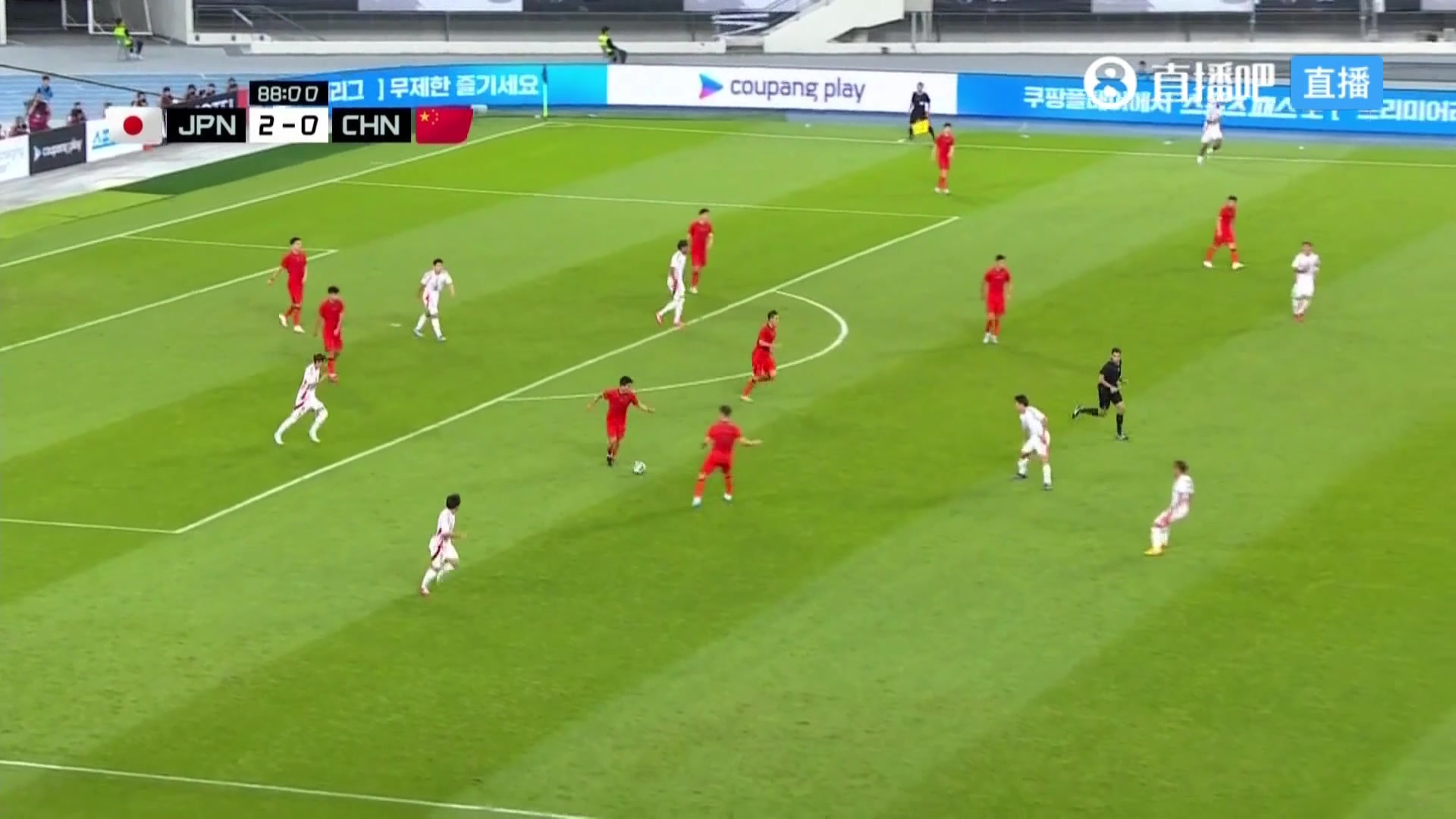 傳誰呢謝文能后場斷球觀察后一腳傳給日本球員