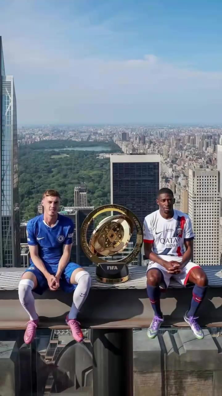 誰能拿下冠軍帕爾默登貝萊在紐約高空與世俱杯獎杯合影