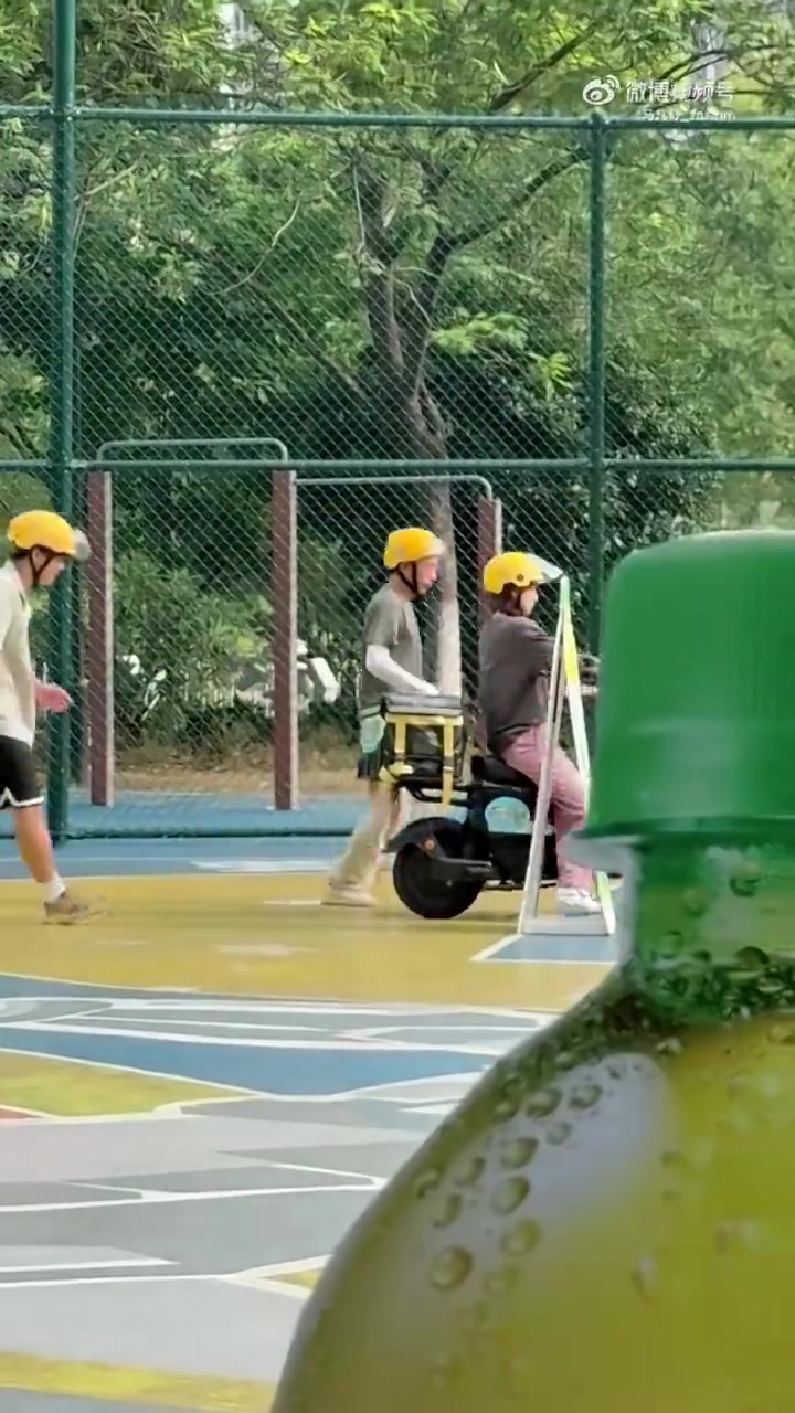 馬凡舒體驗(yàn)當(dāng)外賣員不會(huì)騎電動(dòng)車稱自己連自行車都不會(huì)騎
