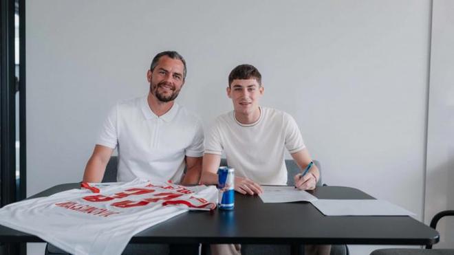 萊比錫官宣：簽約18歲塞爾維亞中場馬克西莫維奇，轉(zhuǎn)會費1400萬歐。