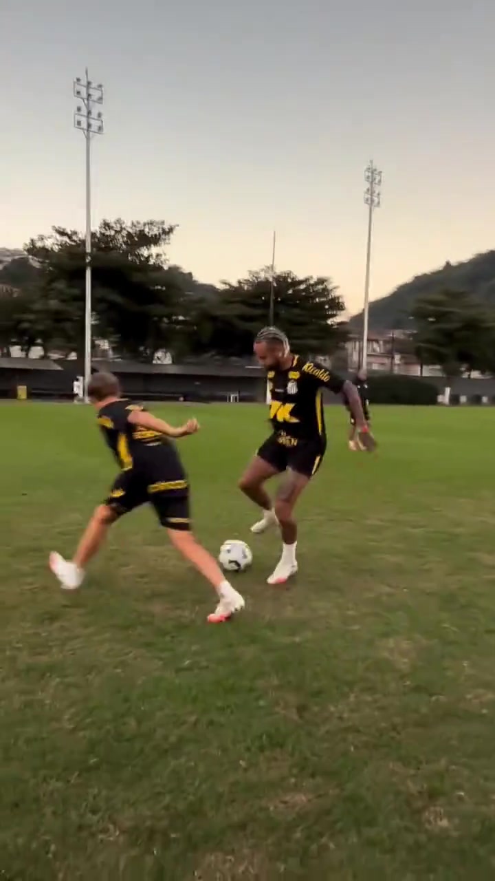 還得沉淀沉淀內(nèi)馬爾訓(xùn)練場(chǎng)戲耍自己兒子