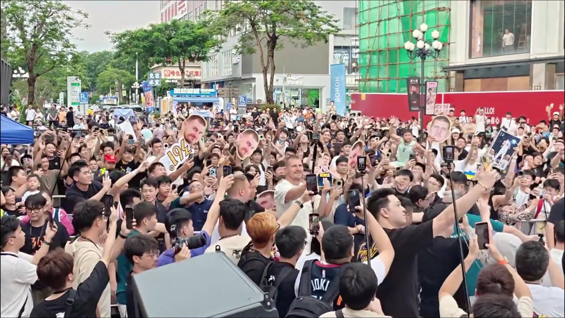 球迷圍的里三層外三層約老師中國行這人氣比起詹庫杜登如何