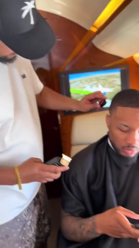 回家利拉德在回波特蘭的私人飛機上剃了個頭?