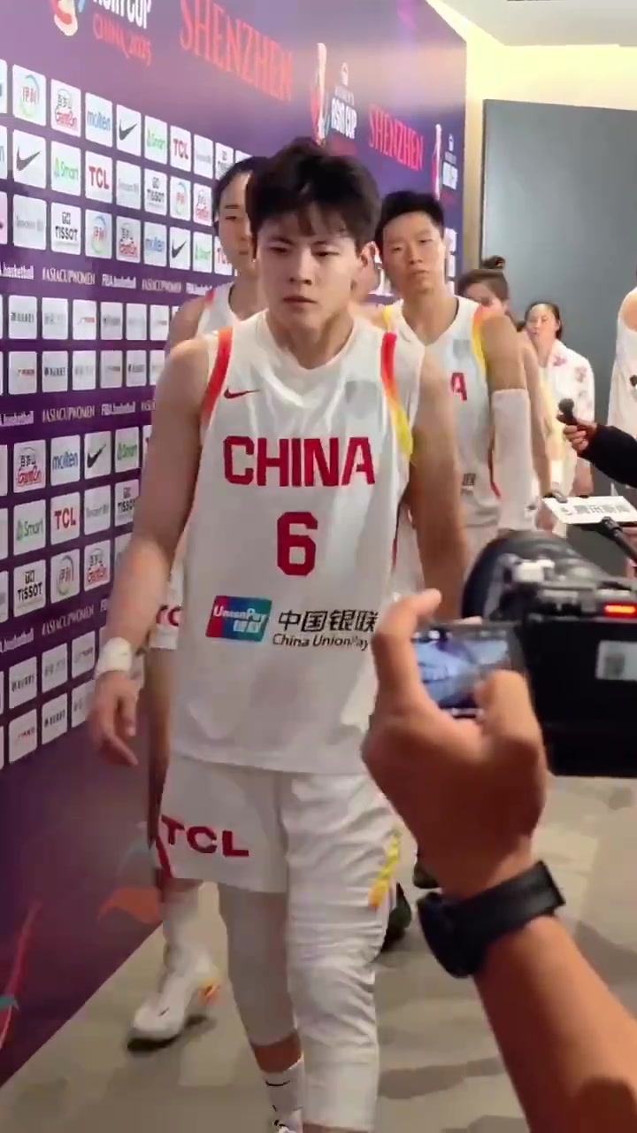 遺憾不敵日本女籃中國(guó)女籃賽后離場(chǎng)姑娘們都沉默沮喪