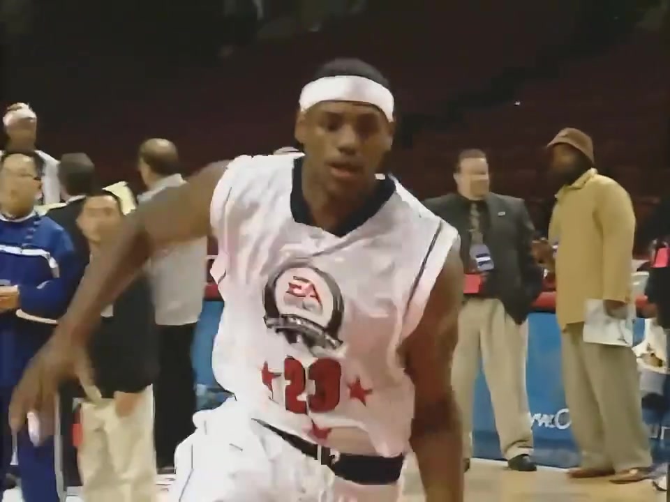 經(jīng)典之作當(dāng)年NBA live04發(fā)行廣告 球星們稚嫩的臉龐