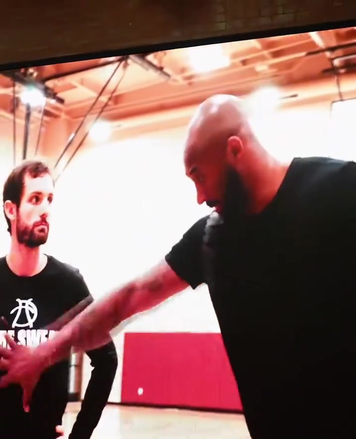 當塔圖姆看到偶像科比指導(dǎo)他的畫面又在想什么呢