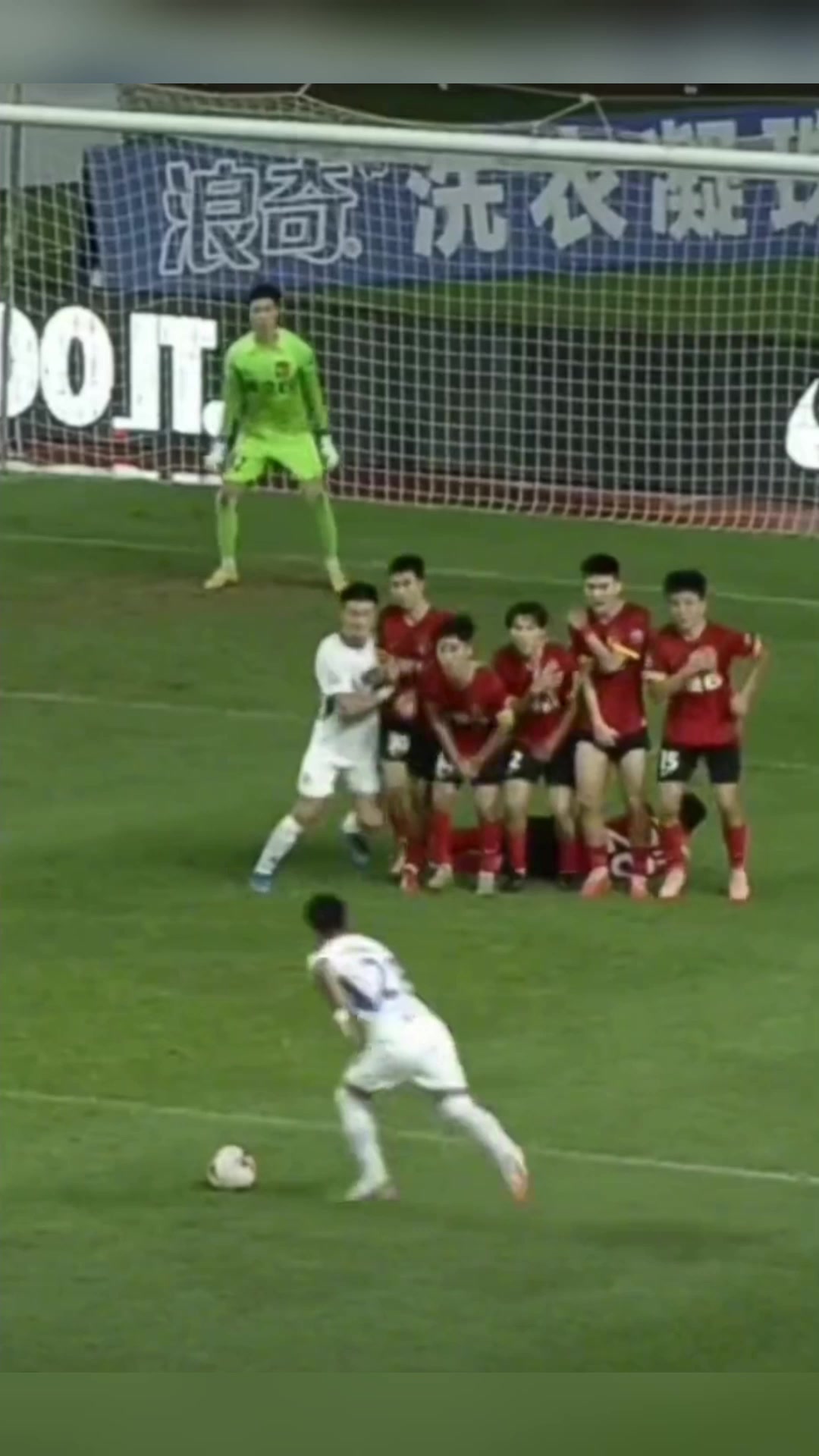 活久見中國(guó)足球名場(chǎng)面中甲驚現(xiàn)一推五人墻戰(zhàn)術(shù)