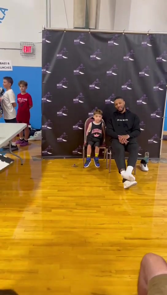 楊瀚森新隊友利拉德和小球迷合影 這就是75大巨星的親和力嗎