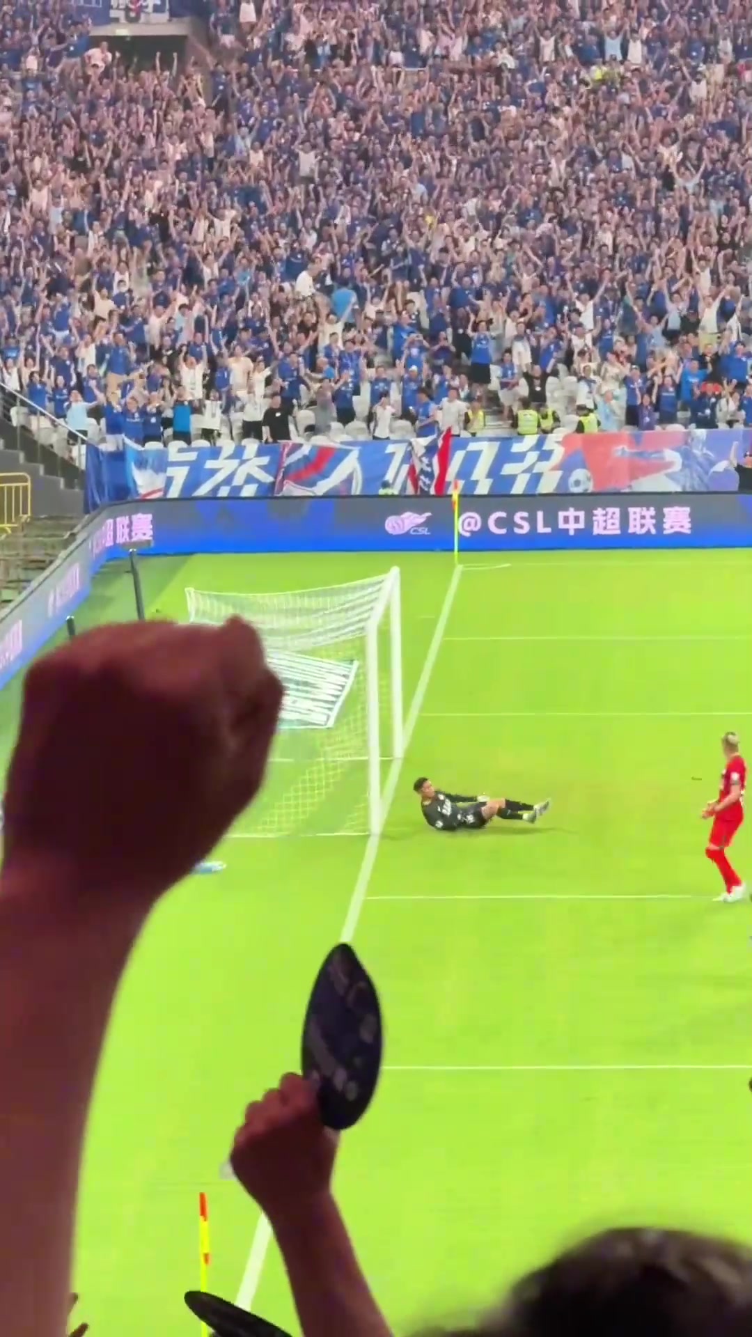 高級(jí)神鋒阿蘇埃連續(xù)三場(chǎng)破門現(xiàn)場(chǎng)球迷阿蘇埃牛B申花是冠軍