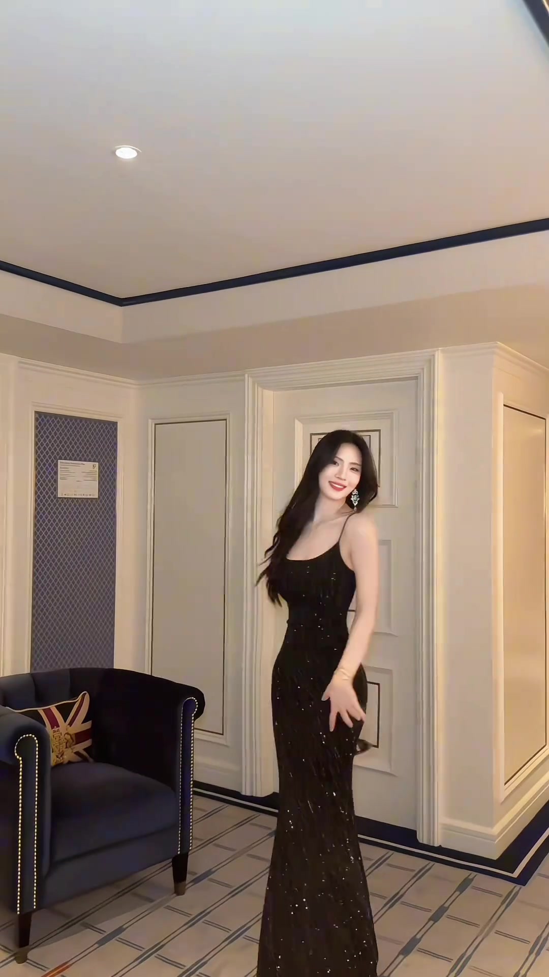 這是要去見(jiàn)登哥嗎美女登密盼盼的一身紅色禮服御姐風(fēng)