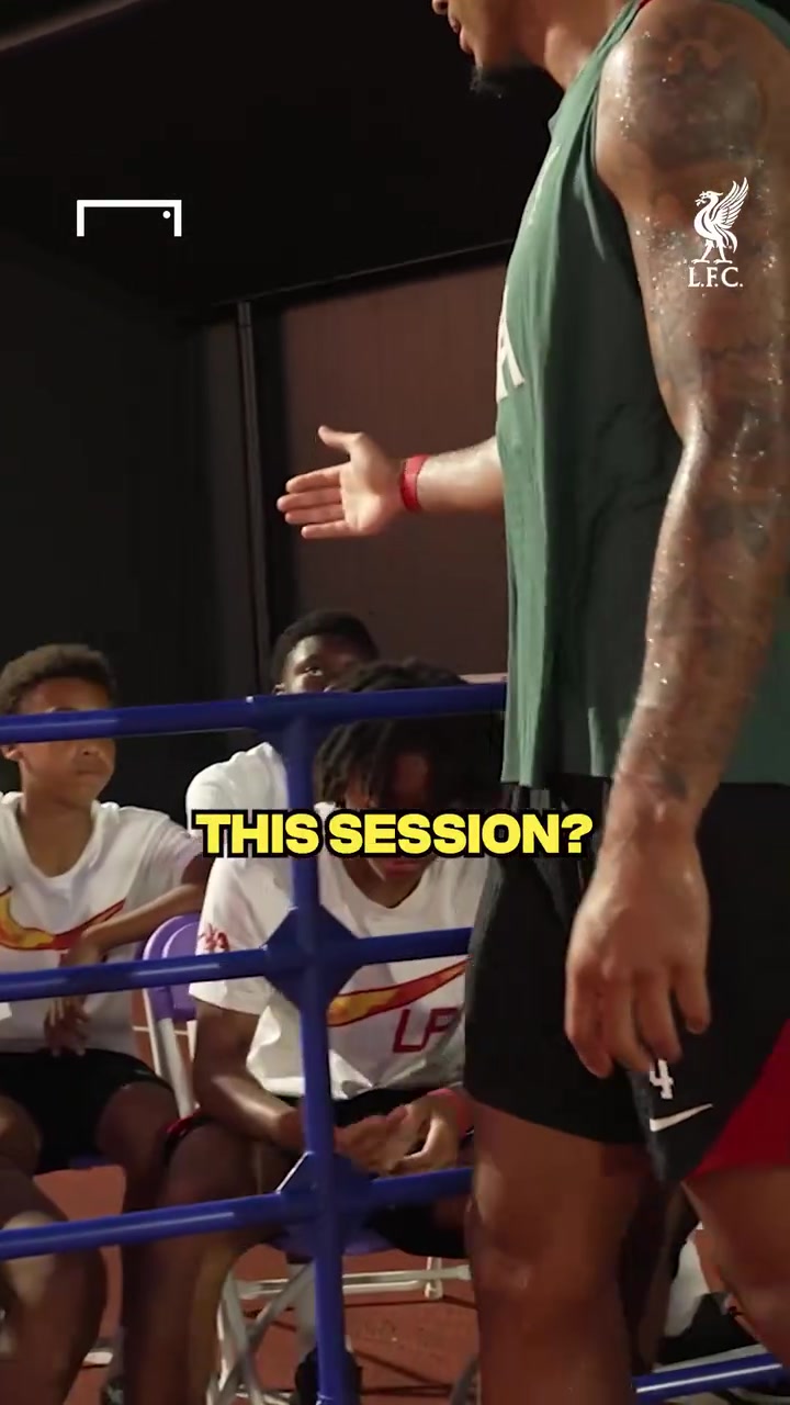 大佬的氣質(zhì)范迪克和小球員一一握手