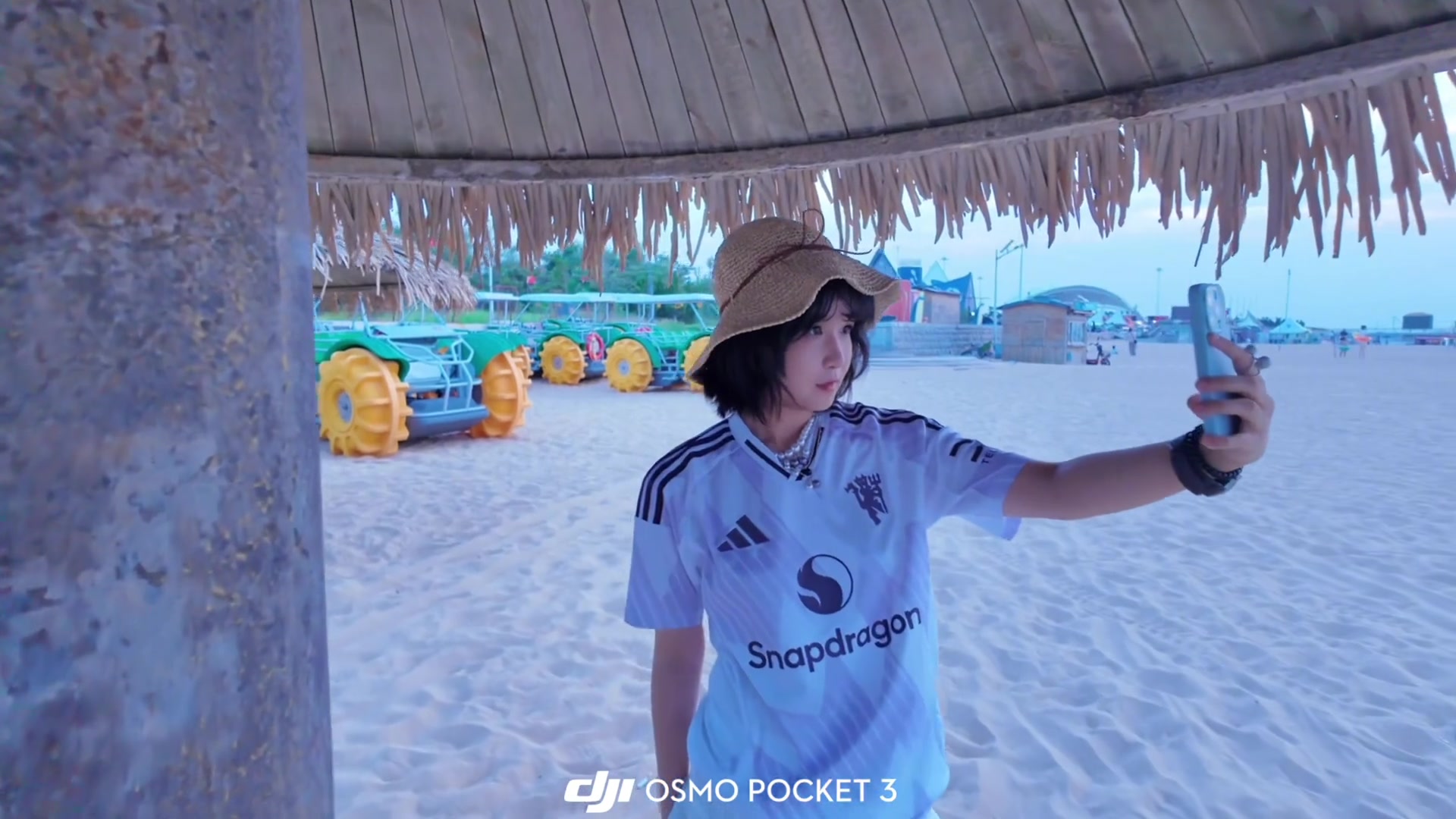 問(wèn)題來(lái)了是曼聯(lián)新款客場(chǎng)球衣好看還是小姐姐好看