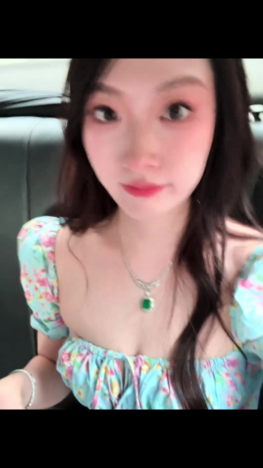 謝文能愛(ài)妻度過(guò)了幸福的生日月最好的朋友和最?lèi)?ài)的人都在身邊