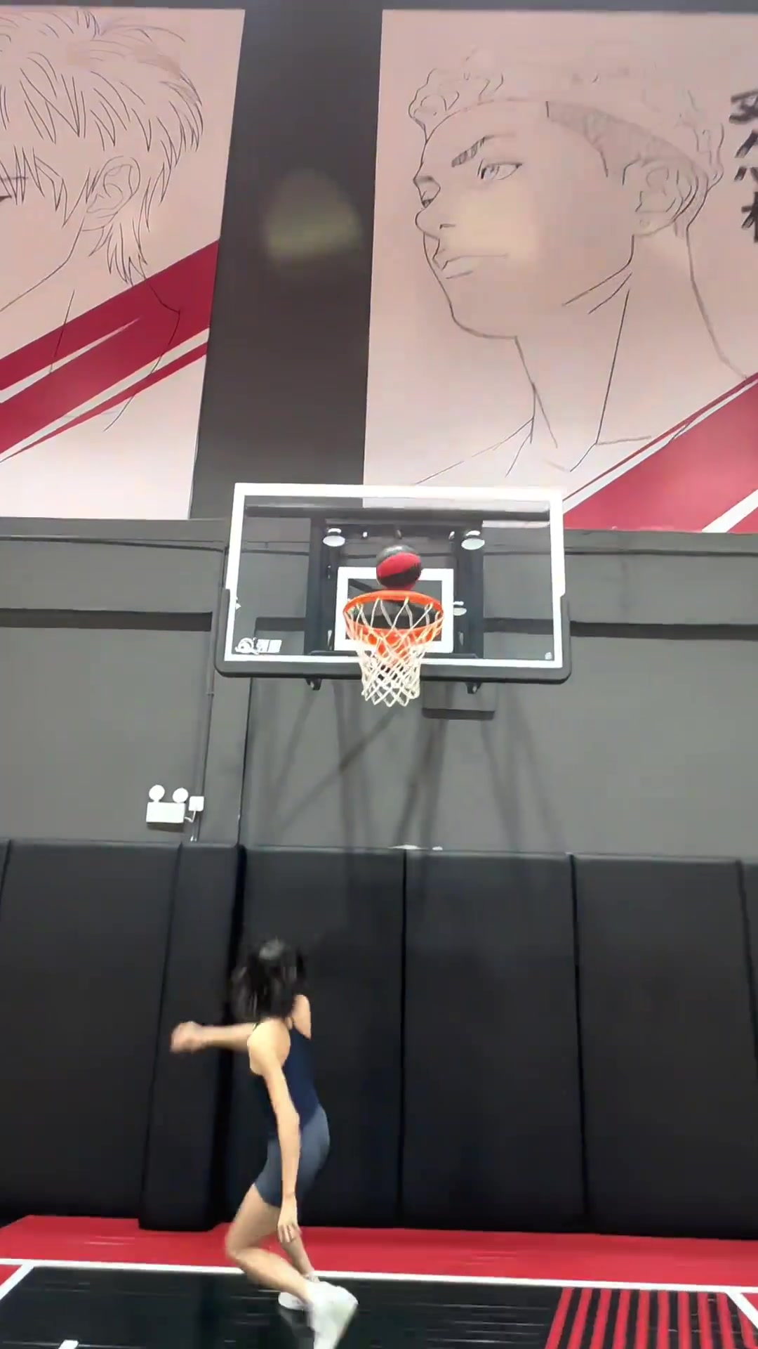 有一說(shuō)一小姐姐的頭發(fā)都比她的運(yùn)球上籃絲滑多了