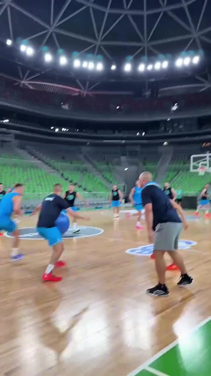 東契奇帶領(lǐng)斯洛文尼亞隊友訓(xùn)練備戰(zhàn)歐錦賽