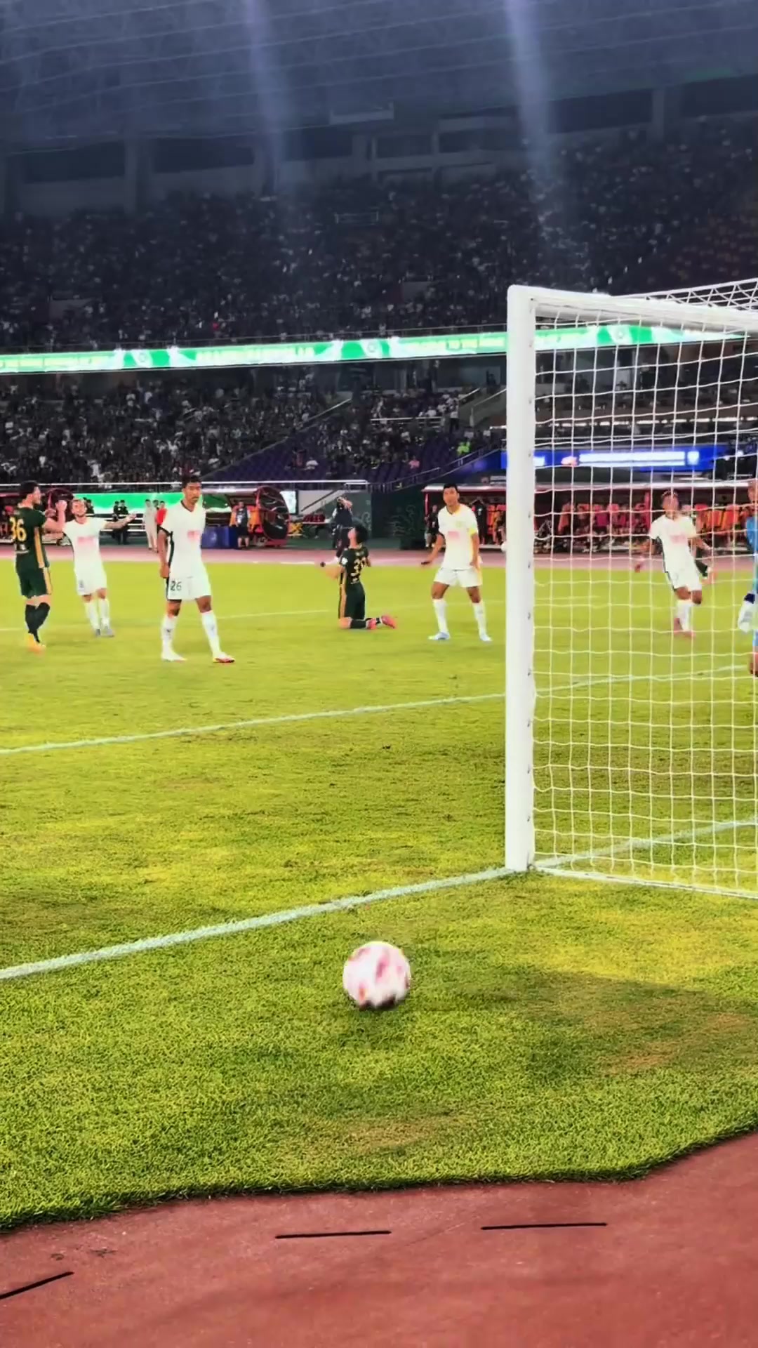 燃盡了王鈺棟接球轉身低射后雙腿抽筋侯森上前幫忙拉伸