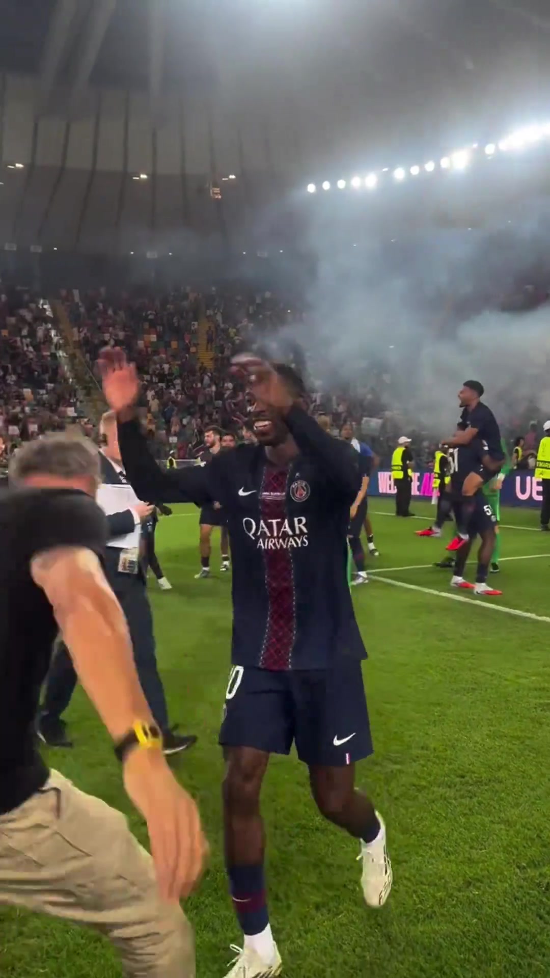 登貝萊當(dāng)選歐超杯全場最佳球員賽后恩里克將他抱起慶祝