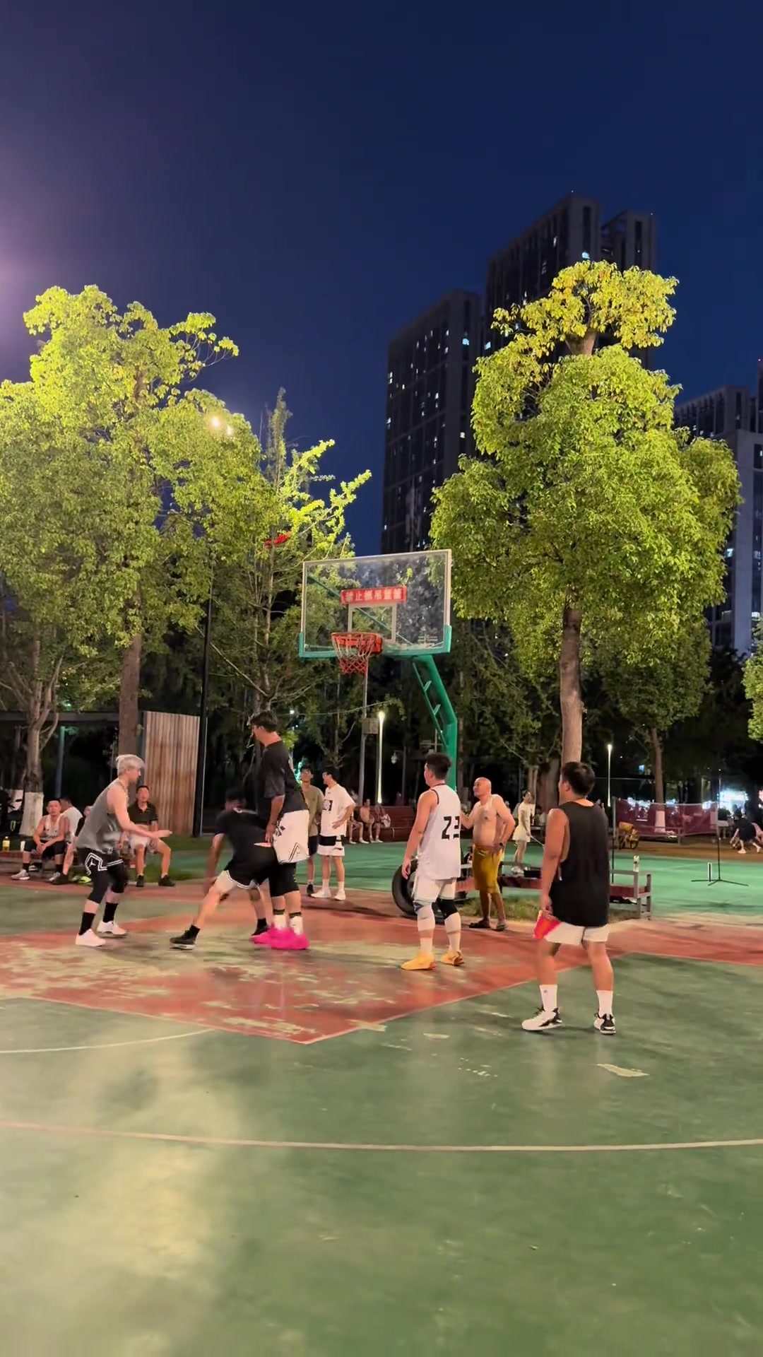 他簡(jiǎn)直就是姚明身高2米23在野球場(chǎng)簡(jiǎn)直是無(wú)敵的存在