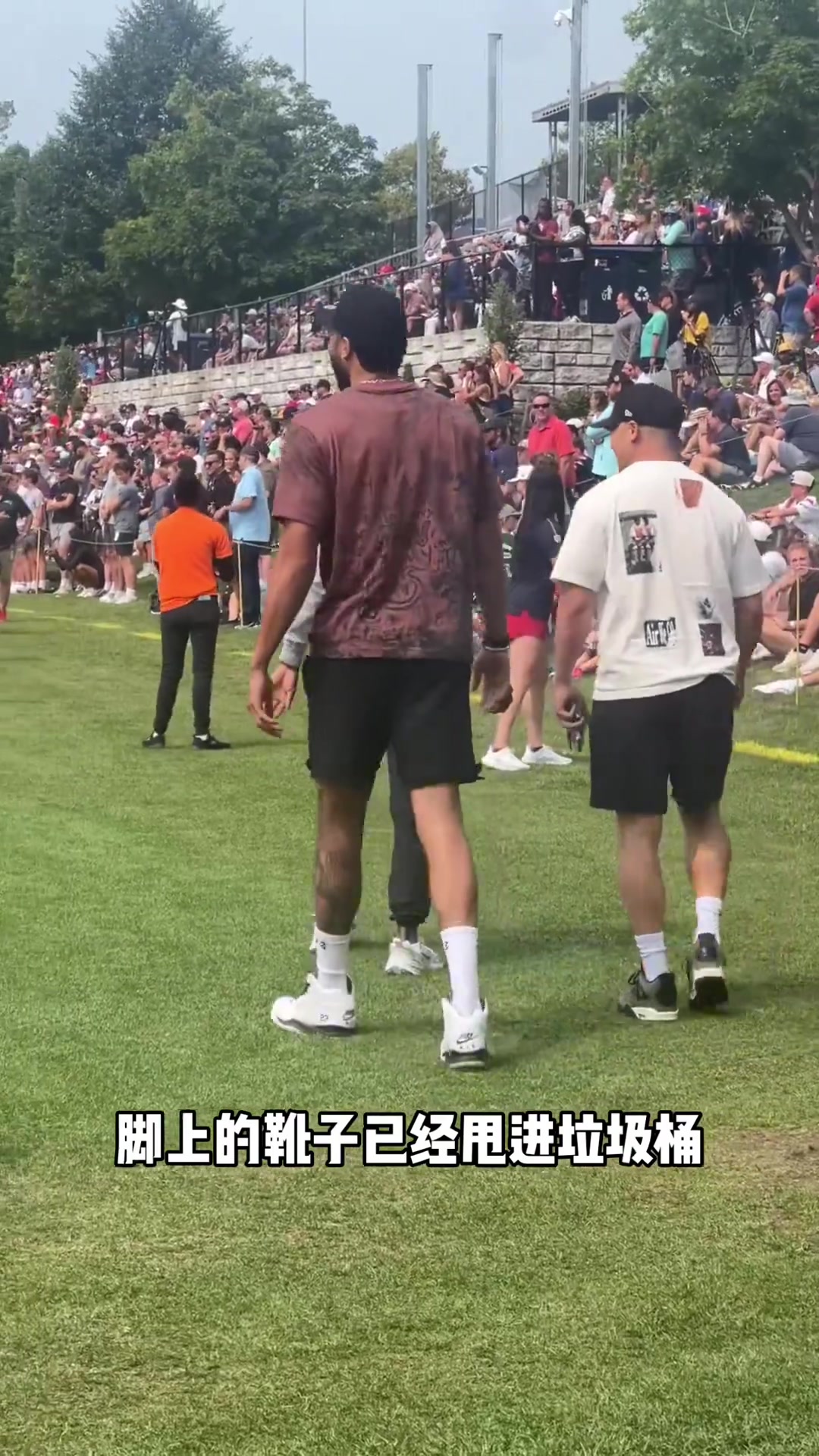 復(fù)出在即耐殺王塔圖姆現(xiàn)身橄欖球賽場(chǎng) 正常走路不需要保護(hù)靴了