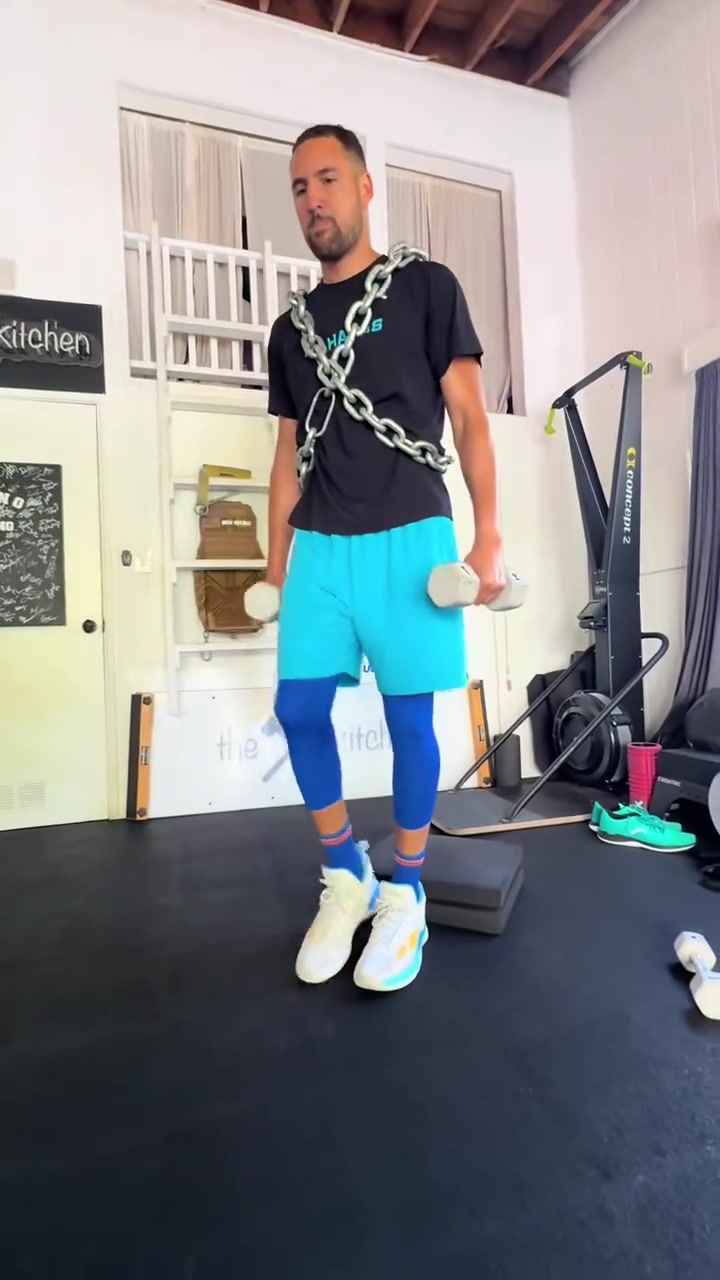 如膠似漆克萊連訓(xùn)練都帶著女友一起