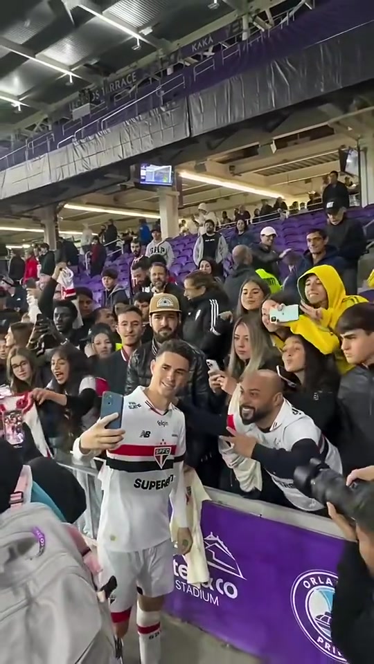 哪怕在中國(guó)踢球多年奧斯卡回歸巴西首秀時(shí)仍受球迷追捧